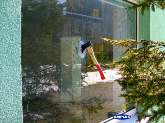 siekiera wbita w folie okienna antywlamniowa na okno